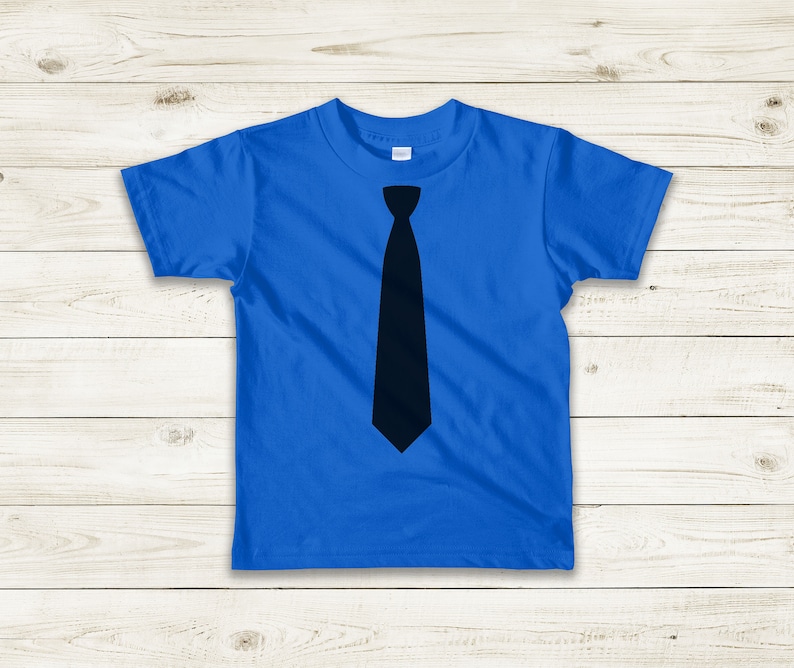 Op de afbeelding: Een blauw t-shirt met een zwarte stropdas-print op de voorkant.