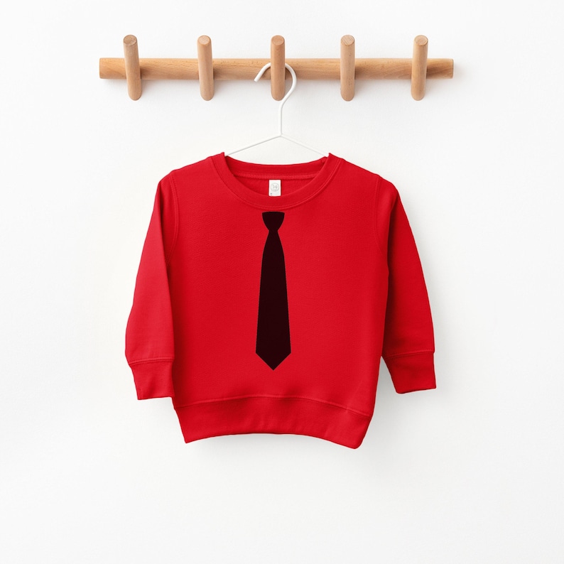 Op de afbeelding: Rood sweatshirt met een zwarte stropdas afbeelding.