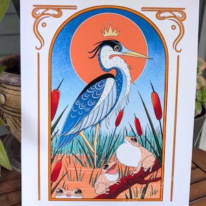 Re del ruscello / Stampa artistica di airone azzurro / Animali stravaganti / Arte di uccelli colorati / Decorazioni in stile art nouveau / Rane carine / Illustrazione realizzata dall'uomo
