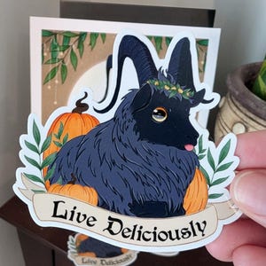 Pegatinas de vinilo de cabra negra / Vive deliciosamente / Phillip negro redondo / Arte espeluznante y tierno / Decoración gótica / Saludo a ti mismo / Samhain con estética de bruja