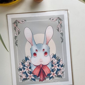 Spookachtige lentehaas kunstafdruk | Griezelig schattig | Heksenvibes | Jaar van het konijn | Pasen | Botanische illustratie | Pastelgotisch decor