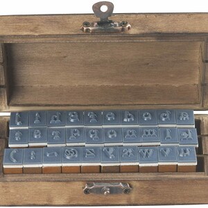 30 Buchstaben Stempel: Vintage Stempelset in dekorativer Holzbox