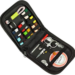 Könnte beinhalten: Schwarzes Nähset mit Reißverschluss, geöffnet, um verschiedene Nähutensilien zu zeigen. Enthält farbige Garnrollen, eine Schere, Nadeln, Stecknadeln, einen Fingerhut, ein Maßband und eine kleine Garnrolle mit Etikett.