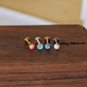 Delicado alfiler de presión sin rosca de ópalo diminuto de 3 mm - Plata 925 - Pequeños puntos - Parte posterior plana - Tachuelas para hélix y trago - Pendientes únicos - Oro vermeil de 14 quilates