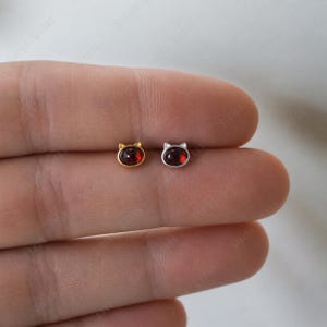 Elegant granatfärgat trådlöst örhänge med katt - Ny design av Kelly Moon - 925 silverörhängen - 16G 18G 20G efter - Söt kattbroskpiercing