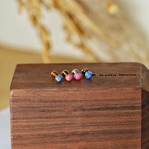 Delicado alfiler de presión sin rosca de ópalo diminuto de 3 mm - Plata 925 - Pequeños puntos - Parte posterior plana - Tachuelas para hélix y trago - Pendientes únicos - Oro vermeil de 14 quilates