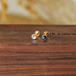 Zierliche 3mm winzige Mondsteinblase fadenlose Druckstift-925 Silber kleine Punkte flache Rückseite-Helix Ohrstecker-Tragus Ohrstecker-Einzigartige Ohrringe-14K Gold Vermeil