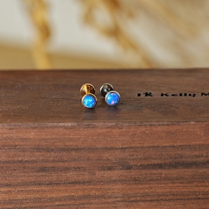 Delicado pendiente de ópalo azul diminuto de 3 mm con forma de burbuja, sin rosca, en plata 925, con puntos y parte trasera plana, para hélix y trago, pendientes únicos, en oro vermeil de 14 quilates.