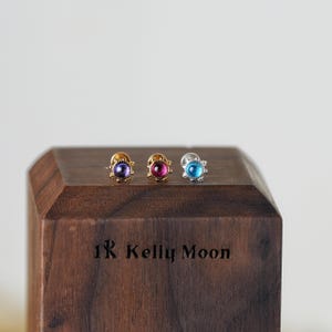 Pendientes de plata 925 con delicados pendientes de tuerca sin rosca con piedra de nacimiento de 16 g, 18 g y 20 g, con perforación posterior de caracola para hélice y trago, con parte trasera plana.