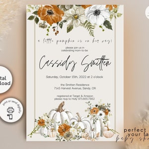Könnte beinhalten: Eine digitale druckbare Babyparty-Einladung mit Herbst-Thema. Die Einladung zeigt eine Aquarell-Illustration von Kürbissen, Blumen und Blättern. Der Text auf der Einladung lautet "A little pumpkin is on her way!" und enthält den Namen "Cassidy Smitten", das Datum und die Uhrzeit der Party, den Ort und die Registrierungsinformationen.