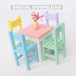 Może przedstawiać: Miniaturowy drewniany stół z czterema krzesłami, pomalowany w pastelowych kolorach: różowym, białym, żółtym, niebieskim i zielonym. Na stole stoi mały wazon z różowymi kwiatami. U góry widnieje napis "DIGITAL DOWNLOAD".