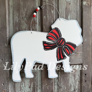 Bulldog with bow door hanger