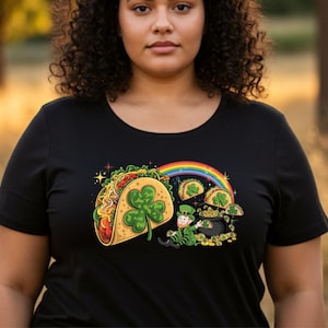 Puede incluir: Una camiseta negra con un gráfico de un taco relleno de tréboles y un duende sosteniendo una olla de oro al final de un arcoíris.