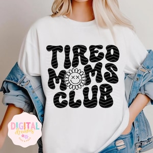 Club des mamans fatiguées SVG, svg club des bonnes mamans, fichier coupé club des mauvaises mamans, fichier Cricut devis maman, smiley rétro fleur svg, texte ondulé citation de maman