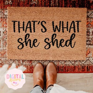 Das ist was sie Shed Türmatte svg, Willkommen Fußmatte svg, Willkommen svg, Fußmatte Spruch SVG, Home svg, lustige Fußmatte