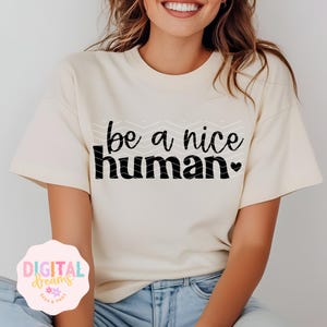 Soyez un gentil humain svg png, svg gentillesse, svg être un gentil humain rétro, être gentil svg citation motivation svg, svg bonnes vibrations