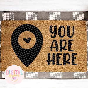 Estás aquí Ubicación Pin Puerta Felpudo svg, Felpudo de bienvenida svg, Bienvenido svg, Descarga instantánea, Felpudo diciendo SVG, Letreros svg, Inicio svg