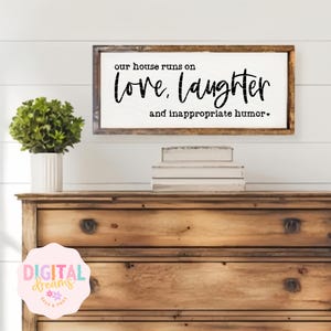 Ons huis draait op liefde, gelach en ongepaste humor SVG, familie SVG, familiecitaat, boerderij SVG, grappig citaat, Home Cut-bestand, Home SVG