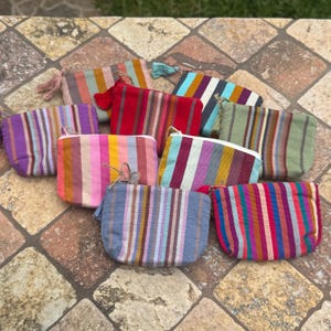 Monedero pequeño tejido mexicano / Cosido a mano en México / Bolso de rayas de colores vibrantes con borla / Regalo perfecto