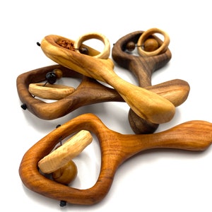 Rassel aus Holz