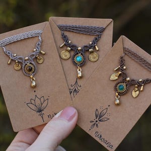 Puede incluir: Una taza de cerámica blanca con asa negra y el texto "But First, Coffee" en negrita negra. La taza se encuentra sobre un fondo borroso, sugiriendo un ambiente acogedor.