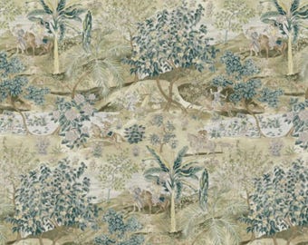 Könnte beinhalten: Stoff mit sich wiederholendem Muster, das eine detaillierte Landschaftsszene darstellt. Das Design umfasst Bäume, Figuren und Tiere in einer gedämpften Farbpalette aus Grün-, Blau- und Brauntönen. Die Gesamtästhetik erinnert an einen Vintage-Wandteppich oder eine Tapete.