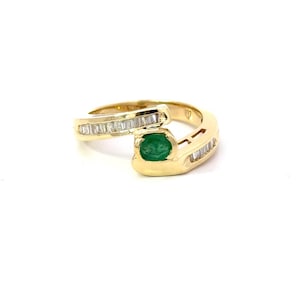 Anello in oro giallo 14k con smeraldo e diamanti