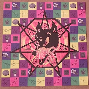 Peut inclure: Un motif psychédélique représentant un loup noir sur un fond rose et rouge. Le loup est entouré d'un motif en forme d'étoile avec des symboles et un fond en damier de carrés verts, jaunes, violets et roses. Les carrés contiennent des images de champignons, de feuilles de cannabis et de pilules.