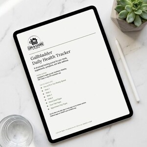 Peut inclure: Une tablette numérique affiche un journal "Gallbladder Daily Health Tracker". L'écran montre un journal de suivi structuré pour les repas, les suppléments, les symptômes et le bien-être quotidien. Une plante succulente, un stylo et un verre d'eau sont également visibles.