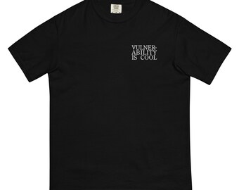 Puede incluir: Camiseta negra de manga corta con el texto "Vulnerability is cool" impreso en blanco en la parte delantera.