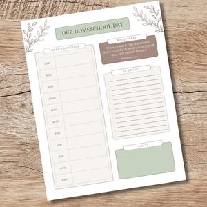 Op de afbeelding: Een homeschool dagplanner met een schema, takenlijst en notitiesectie. De planner bevat de tekst "Our Homeschool Day" en een bijbelvers. Het ontwerp heeft een neutraal kleurenpalet met botanische accenten.