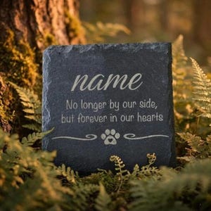 Può includere: Un cartello in legno rustico con la scritta "Welcome to our home" in stile scritto a mano. Il cartello presenta una finitura invecchiata e un design semplice e invitante, perfetto per un portico o un ingresso.