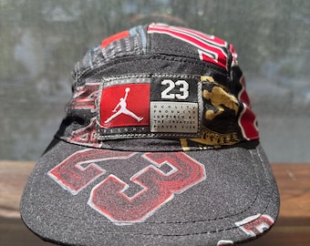 Jordan-Kappe mit zwei Taschen.