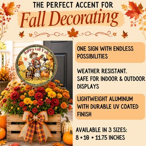 Pu&ograve; includere: Un cartello rotondo in alluminio con uno spaventapasseri, zucche e la scritta Happy Fall Y'all. &Egrave; esposto in una cassetta di legno con crisantemi arancioni e rossi e un fiocco a quadri. Il testo indica che &egrave; resistente alle intemperie, adatto per interni ed esterni, realizzato in alluminio leggero con finitura protettiva UV e disponibile in tre dimensioni: 8, 10 e 11,75 pollici.