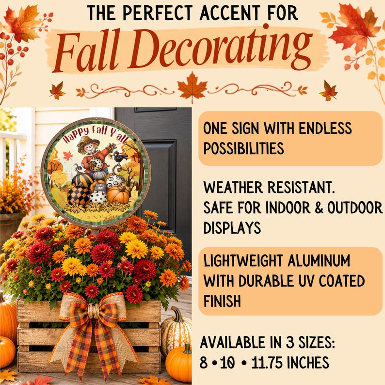 Pu&ograve; includere: Un cartello rotondo in alluminio con uno spaventapasseri, zucche e la scritta Happy Fall Y'all. &Egrave; esposto in una cassetta di legno con crisantemi arancioni e rossi e un fiocco a quadri. Il testo indica che &egrave; resistente alle intemperie, adatto per interni ed esterni, realizzato in alluminio leggero con finitura protettiva UV e disponibile in tre dimensioni: 8, 10 e 11,75 pollici.