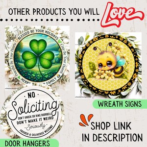 Puede incluir: Tres colgadores de puerta redondos con diferentes dise&ntilde;os. El primero es un tr&eacute;bol verde con el texto "Blessed Be Your Holidays" y "Peaceful Be Your Hearts" y "Cozy Be Your Hearth". El segundo es una abeja con un patr&oacute;n de panal amarillo y negro y flores. El tercero es un c&iacute;rculo blanco con el texto "No Soliciting" y "Don't knock or ring doorbell" y "Don't make it weird" and "Seriously" and "Friends & Deliveries Welcome".