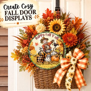 Pu&ograve; includere: Una ghirlanda a cestino in vimini riempita con fogliame autunnale, girasoli e bacche. Un cartello rotondo al centro presenta uno spaventapasseri, zucche e il testo Happy Fall Y'all. &Egrave; attaccato un fiocco a quadri arancione e bianco.