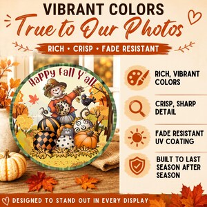 Pu&ograve; includere: Un cartello rotondo con uno spaventapasseri, zucche e un uccello nero con il testo Happy Fall Y'all. L'immagine include icone per colori ricchi, dettagli nitidi, rivestimento UV resistente allo sbiadimento e durata, con Vibrant Colors True to Our Photos.