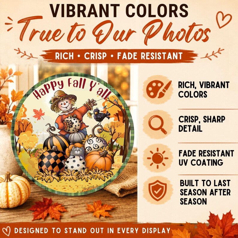 Pu&ograve; includere: Un cartello rotondo con uno spaventapasseri, zucche e un uccello nero con il testo Happy Fall Y'all. L'immagine include icone per colori ricchi, dettagli nitidi, rivestimento UV resistente allo sbiadimento e durata, con Vibrant Colors True to Our Photos.