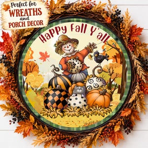 Pu&ograve; includere: Un cartello rotondo con uno spaventapasseri, un gatto e zucche con il testo Happy Fall Y'all, circondato da una ghirlanda di foglie autunnali e bacche. Il cartello include un piccolo banner con il testo Perfect for Wreaths and Porch Decor.
