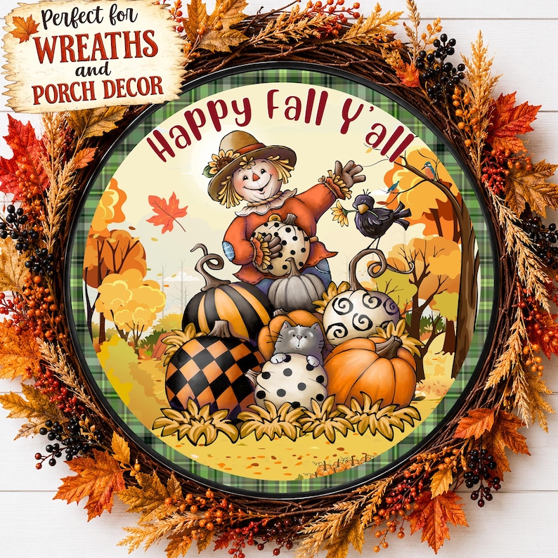 Pu&ograve; includere: Un cartello rotondo con uno spaventapasseri, un gatto e zucche con il testo Happy Fall Y'all, circondato da una ghirlanda di foglie autunnali e bacche. Il cartello include un piccolo banner con il testo Perfect for Wreaths and Porch Decor.