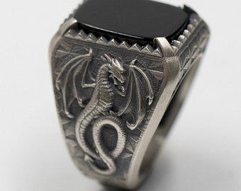 Anillo de dragón hecho a mano en plata de ley con gema de ónix negro, mitología nórdica.