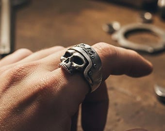 手作りのスターリングシルバー製バイカースカルリング、酸化加工ゴシックジュエリー