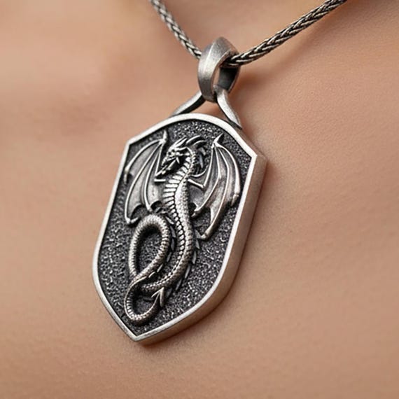 Collana in argento sterling 925 con croce di drago su ali incrociate - Ciondolo artigianale ispirato al mito, ideale per gli amanti del fantasy e dei draghi - Italia