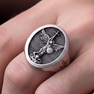 Anillo de sello de San Miguel derrotando a Satanás - Joyería católica de plata 925, anillo de protección del arcángel para hombres y mujeres.