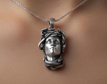 Silver Gorgon Medusa Neckalce⋆Head of Medusa Pendant⋆Sterling Silver & Handmade Jewelry⋆Christmas Deals⋆Personalized Pendant Silver Chain