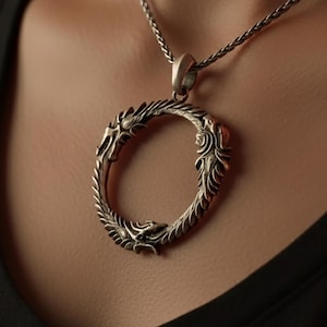 Wisiorek Elder Scrolls, Symbol Smoka, Biżuteria do gier, Naszyjnik RPG, Amulet Dovahkiina, Wiedza o fantasy, Projekt Bethesdy, Wisiorek Tamriel