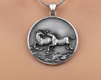 Colgante de caballo al galope de plata: collar con medallón redondo y caballos al galope para amantes de la equitación y los símbolos de poder.