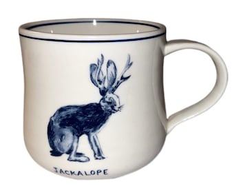Taza de café Anthropologie Molly Hatch Jackalope, azul cobalto