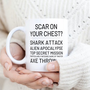 Pode incluir: Caneca de caf&eacute; de cer&acirc;mica branca com texto preto que diz "Scar on your chest? Shark attack, Alien Apocalypse, Top Secret Mission, Particularly Intense Game of Twister, Axe Throw."